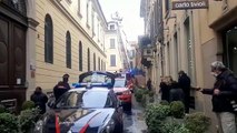 Incendio in via della Spiga a Milano: i vigili del fuoco spengono le fiamme
