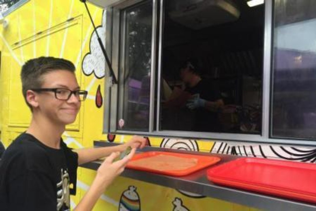 Cet adolescent gagne de l'argent… en faisant la queue dans les files d'attente !