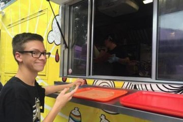 Cet adolescent gagne de l'argent… en faisant la queue dans les files d'attente !