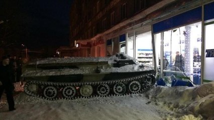 Ivre, il vole un tank pour aller faire ses courses au supermarché