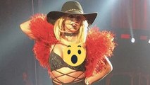 Britney Spears victime d'un gros accident de décolleté en plein concert