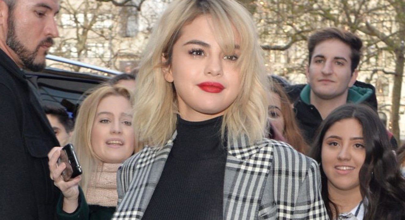 Selena Gomez : en robe transparente, la chanteuse est piégée par les flash des photographes à Londres