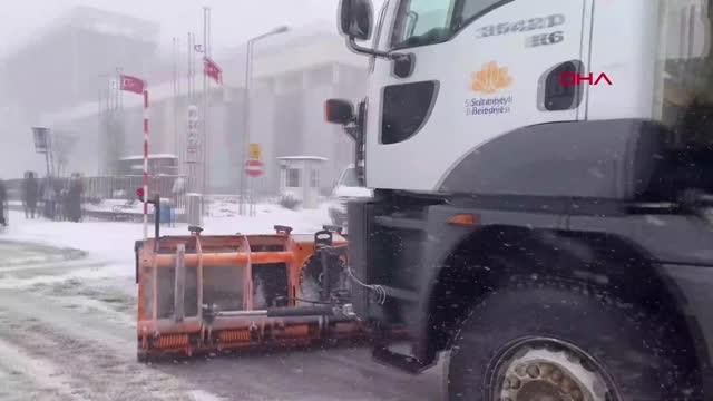 SULTANBEYLİ'DE EKİPLERDEN KAR KÜREME VE TUZLAMA ÇALIŞMASI