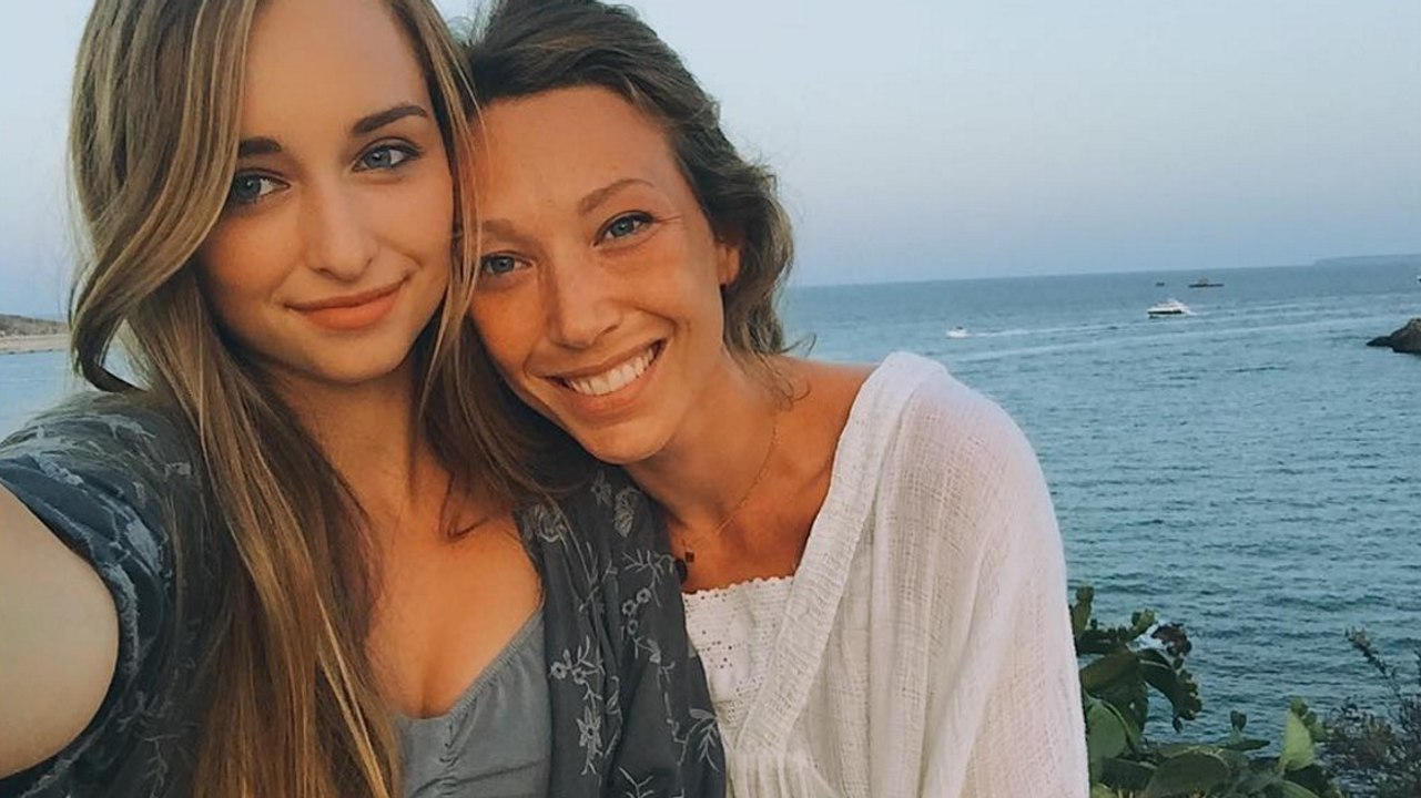 Emma Smet : un mois après la mort de Johnny Hally­day elle adresse un message plein d'émotion