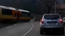 VIDEO - Un train coupe la route d'une voiture alors que les barrières du passage à niveau sont levées