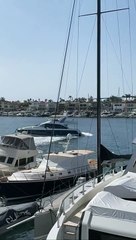 Il vole un yacht et s'amuse à foncer dans les autre bateaux du port