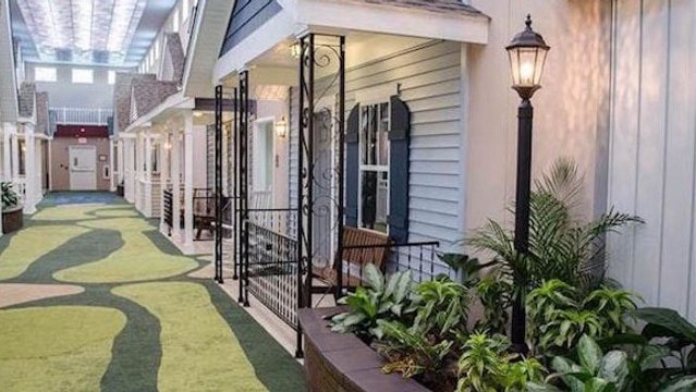 Ils décident de transformer les chambres d'une maison de retraite en petites maisons