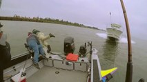 Collision de choc : un yacht fonce à pleine vitesse sur un bateau de pêche