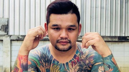 Cet homme a le corps complètement recouvert de tatouages Dragon Ball Z