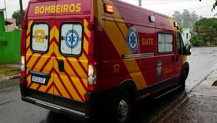 Homem tem lesão nos braços após se ferir com objeto afiado