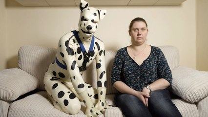 Cet homme a décidé de tout quitter pour vivre une vie de chien de compagnie