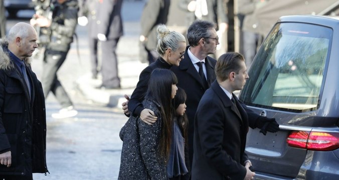 Hommage à Johnny Hally­day : l’ar­ri­vée bouleversante de Laeti­cia, Jade et Joy à l’église de la Made­leine