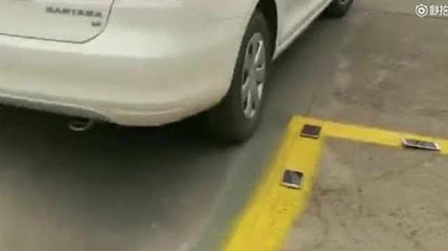 La technique radicale d'un moniteur d'auto-école chinois pour apprendre le créneau à ses élèves