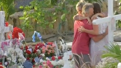 Moment d'émotion entre Laeticia Hallyday et des fans de Johnny sur sa tombe