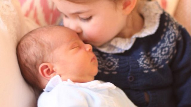 Royal Baby : le geste trop craquant de la princesse Charlotte qui pose avec son petit frère le prince Louis