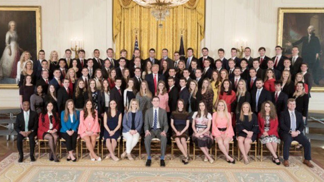 Donald Trump : saurez-vous trouver l'erreur sur la photo de ses stagiaires ?