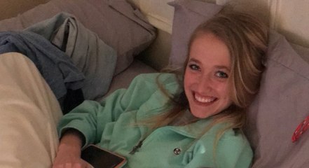 Il envoie une photo de sa copine à sa mère, mais oublie un détail très gênant
