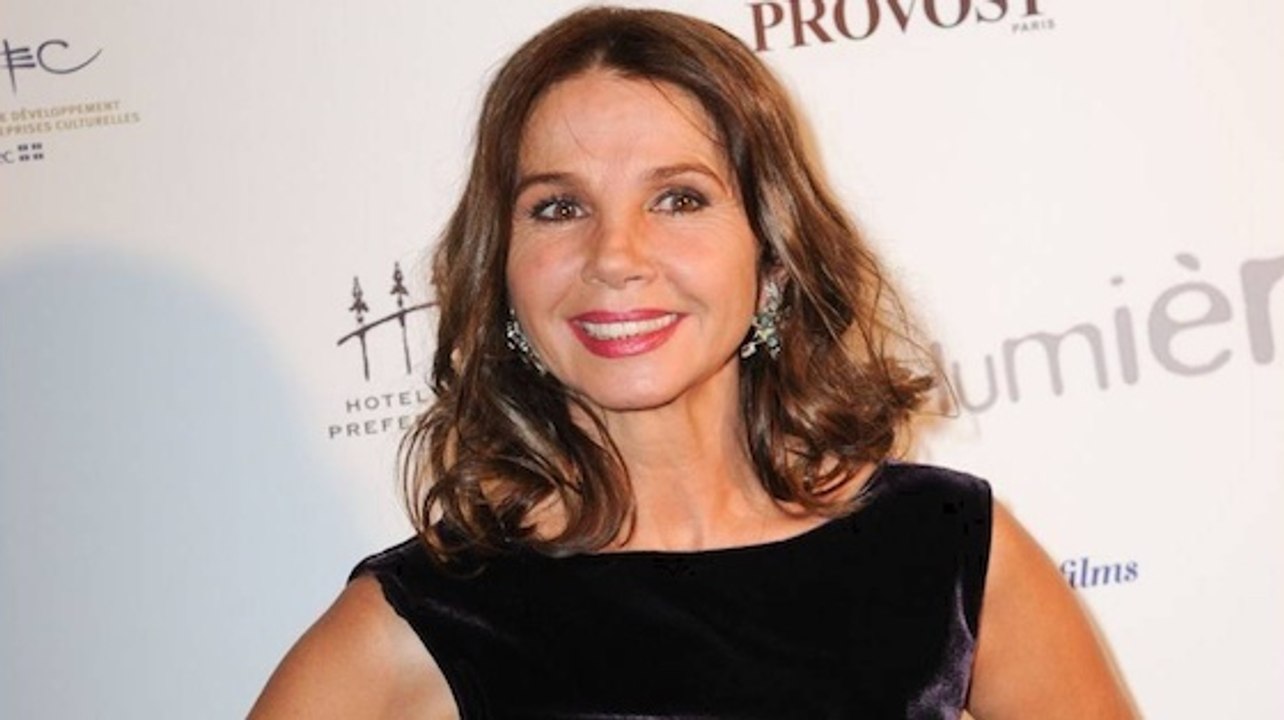 Victoria Abril torride lors d'une montée des marches au Festival de Cannes