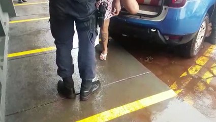 Após desconfiarem de cheiro de maconha, GMs abordam e detêm procurado pela justiça