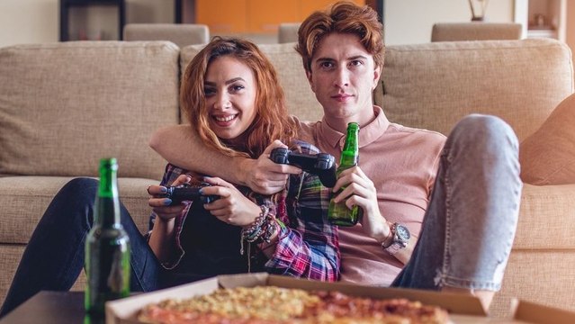Les millennials préfèrent boire chez eux que dans des bars