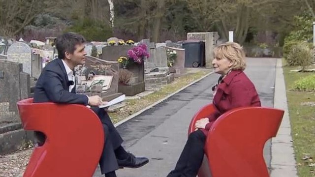 Complèment d'enquête : Thomas Sotto présente l'émission en plein cimetière, les internautes choqués