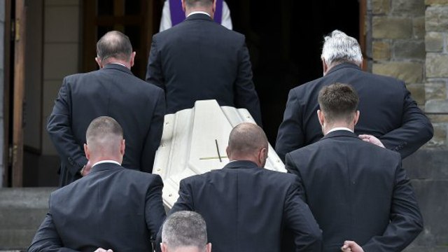 Je redoute le moment où tu commenceras à me manquer : le discours bouleversant de Lou, la fille de Maurane, aux obsèques de sa mère