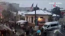 İstiklal Caddesi'nde lapa lapa yağan kar kamerada