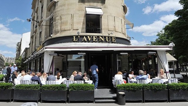 Paris : L'Avenue, le restaurant chic accusé de disciminer les Arabes, les femmes voilées, les moches et les gros