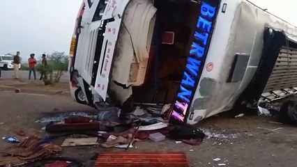 video : जब ट्रैक्टर ट्रॉली से टकराकर पलटी कानपुर जा रही बस तो मच गई चीख-पुकार