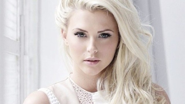 TPMP : en maillot au bord de l'eau, Kelly Vedovelli enflamme Instagram