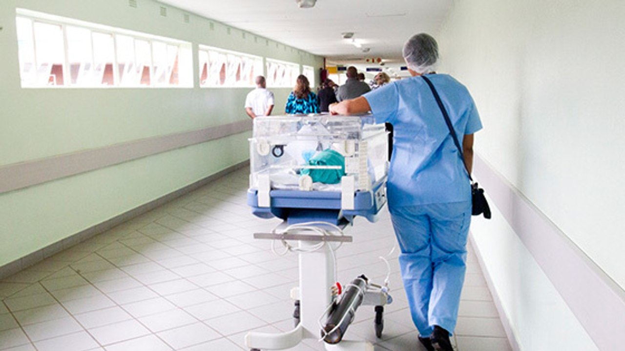 A l'hôpital, une mère obligée de dormir par terre pour rester près de son bébé