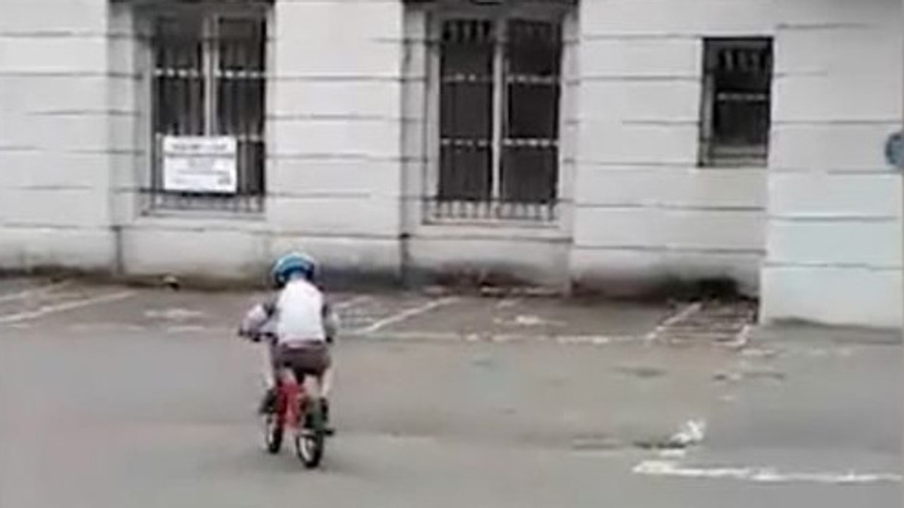 "Oh mon dieu !" : elle filme son fils en train de faire du vélo et un détail sur les images lui glace le sang