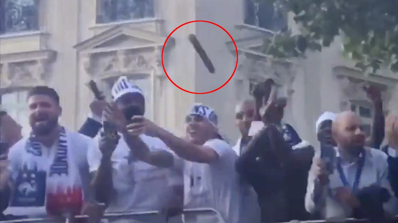 VIDEO - L'image choc : Lucas Hernandez a failli prendre un bout de bois en plein visage pendant la parade des Bleus !