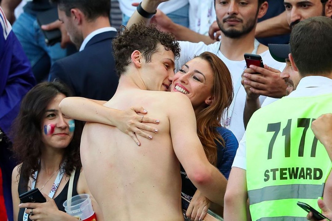 Rachel Legrain-Trapani  : la copine de Benjamin Pavard se dévoile en maillot de bain rouge