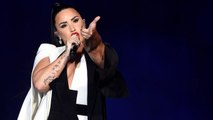 Demi Lovato, en larmes sur scène, avoue avoir resombré dans l'alcool