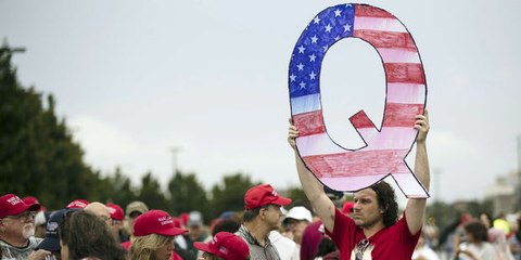 "QAanon" : le mouvement complotiste qui prend de l'ampleur chez les partisans de Donald Trump