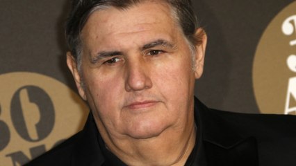 "Petit fils de p***" : Pierre Ménès craque et menace un internaute qui avait insulté sa femme