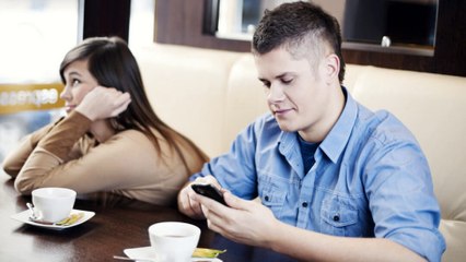 Êtes-vous un adepte du "phubbing" comme de plus en plus de personnes ?