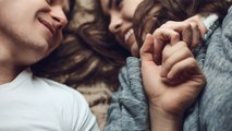 Les jeunes perdent leur virginité plus tard que les générations d'avant : l'étude surprenante sur les millennials