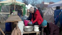 Kiewer bereiten sich auf harte Kämpfe vor - Feldküche ernährt Tausende