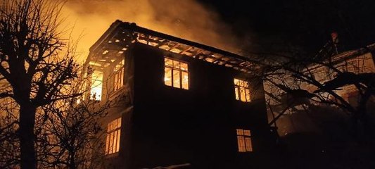 KASTAMONU'DA 2 KATLI AHŞAP EV YANDI, YAŞLI ÇİFT PENCEREDEN ATLAYIP KURTULDU
