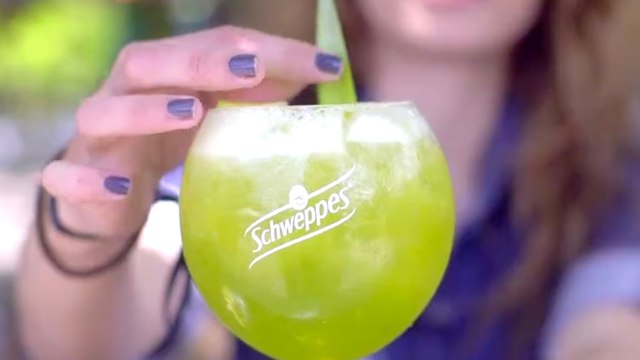 Twist du Barman à Cannes : en direct de la Pool Party de la Villa Schweppes