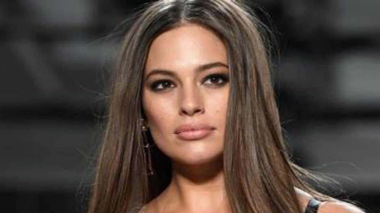 Ashley Graham : le mannequin grande taille dévoile sa poitrine sur Instagram et donne chaud à ses fans