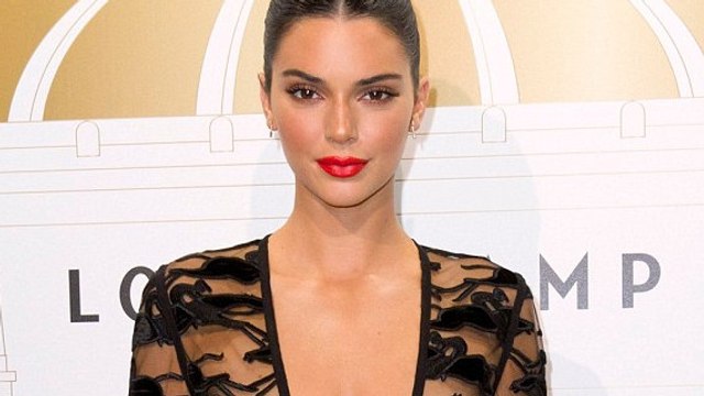 Kendall Jenner débarque nue sous sa robe transparente lors d'une soirée à Paris