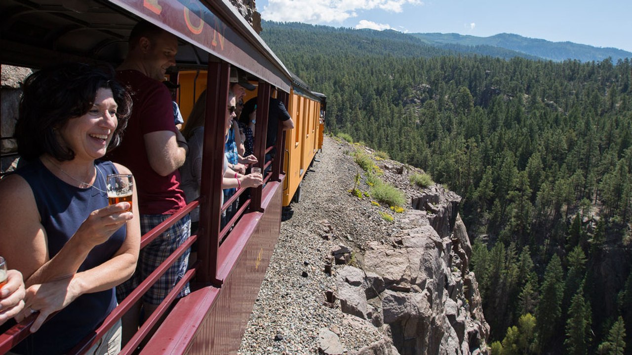 Bienvenue à bord du train à bière des années 20