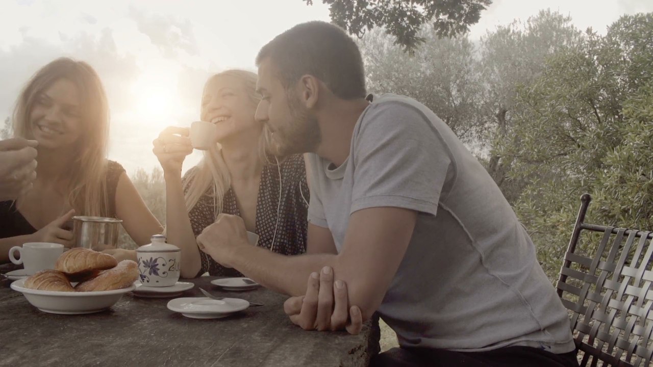 Les dangers méconnus du "bronzage habillé" : pourquoi c'est plus dangereux de bronzer en ville qu'à la plage