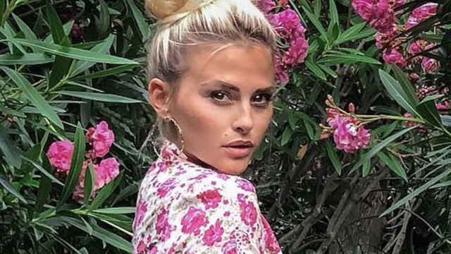 Kelly Vedovelli en chemise fleurie et pantalon transparent très révélateur : elle met le feu à Instagram !