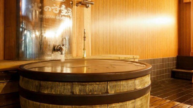 Dans cet hôtel japonais, on peut prendre des bains à la bière