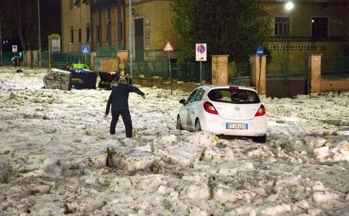 La grêle s’abat sur Rome et forme une mini-banquise dans les rues
