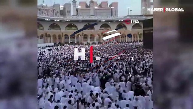 Koronavirüs salgınından beri ilk! Kabe'de sosyal mesafesiz ilk Cuma namazı kılındı